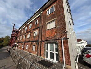 Mill Rd, Totton to rent Building Photo- Image 1 of 5