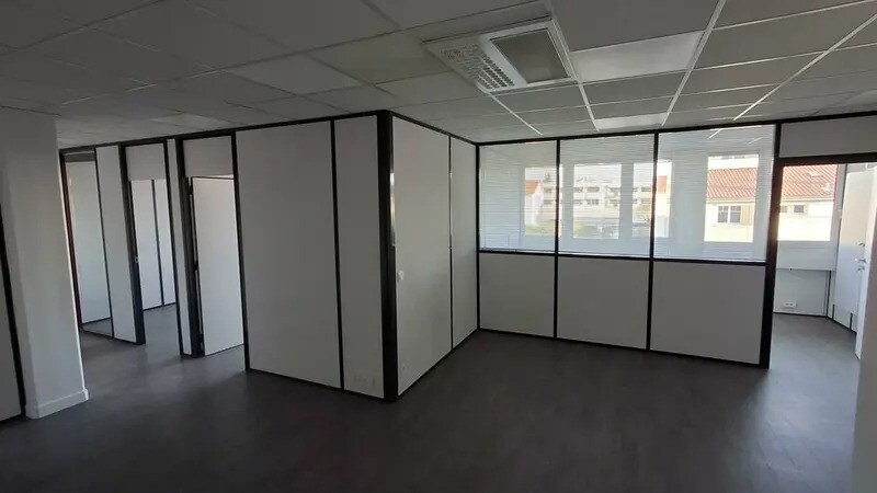 2-4 Rue Du Colonnel Chambonnet, Bron to rent - Interior Photo - Image 3 of 7