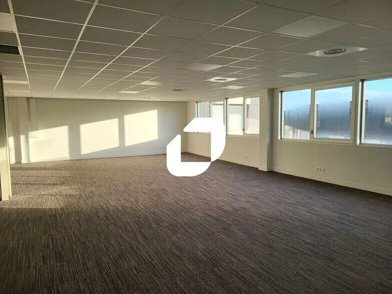 Industrial in Mérignac to rent - Interior Photo - Image 2 of 10