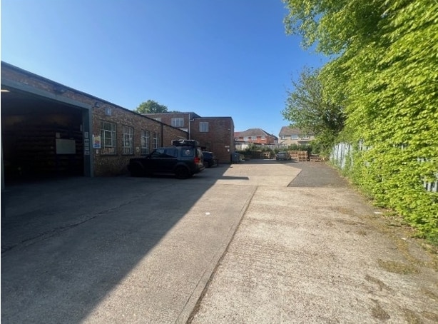 18 Victoria Way, Burgess Hill to rent - Building Photo - Image 2 of 3