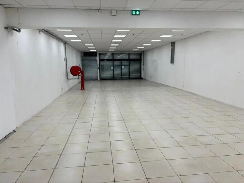 Retail in Paris to rent - Interior Photo - Image 2 of 3