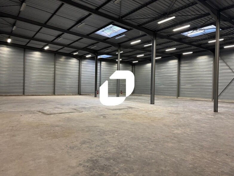 Light Industrial in Chelles to rent - Building Photo - Image 2 of 9