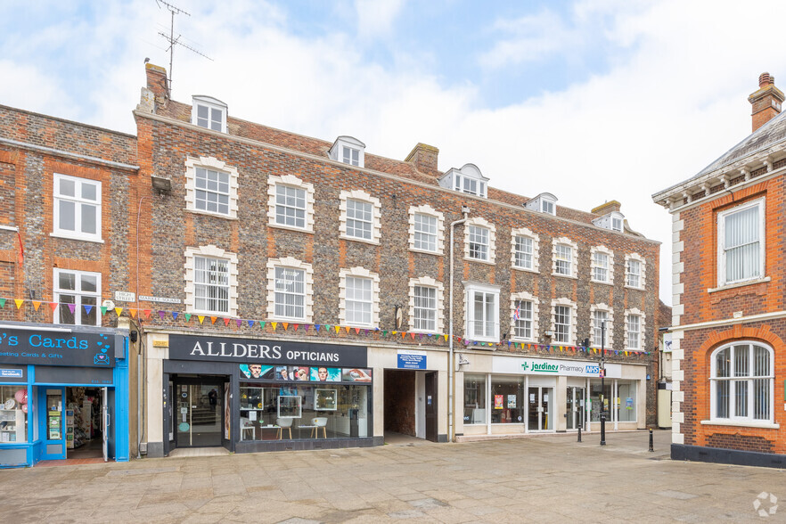 3-5 Market Sq, Leighton Buzzard for rent - Primary Photo - Image 1 of 5