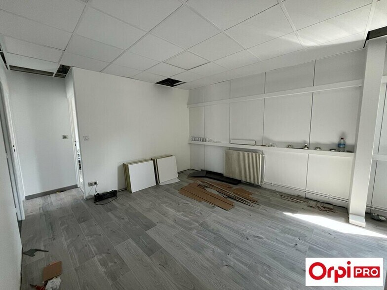 Office in Corbas to rent - Building Photo - Image 1 of 8