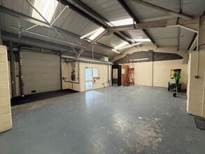 7-10 Tyn Y Bonau Rd, Pontarddulais to rent Interior Photo- Image 2 of 4