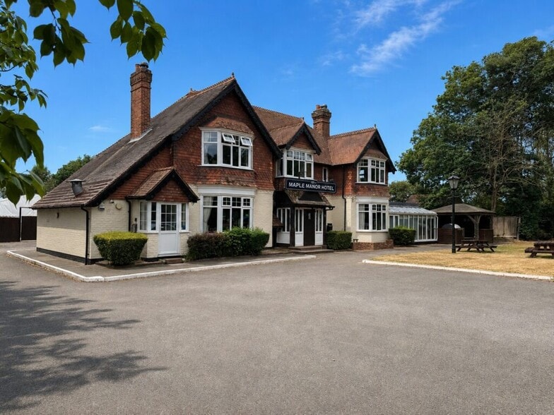 Charlwood Rd, Lowfield Heath for sale - Primary Photo - Image 1 of 4