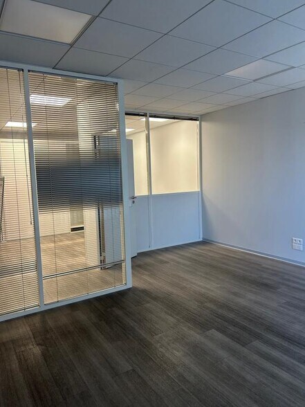 Office in Aubagne to rent - Building Photo - Image 2 of 6