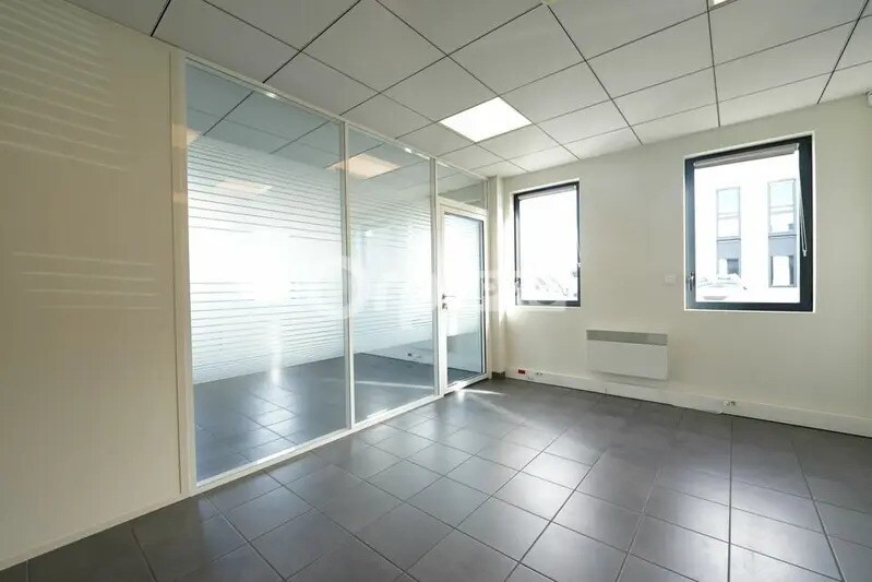 4 Rue De L'Arsenal, Vénissieux to rent - Interior Photo - Image 3 of 12