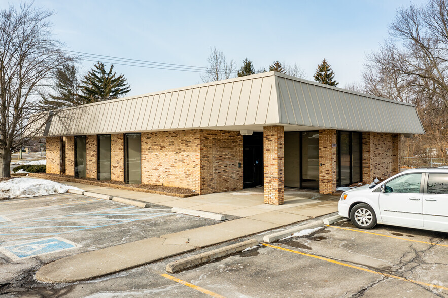 990 S Lapeer Rd, Oxford, MI for rent - Building Photo - Image 1 of 8