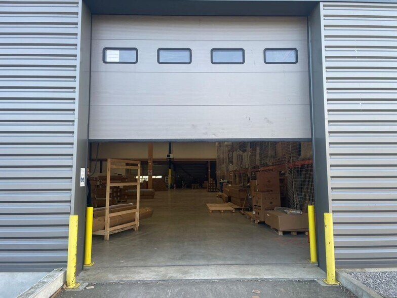 Industrial in Louvres to rent - Building Photo - Image 3 of 7