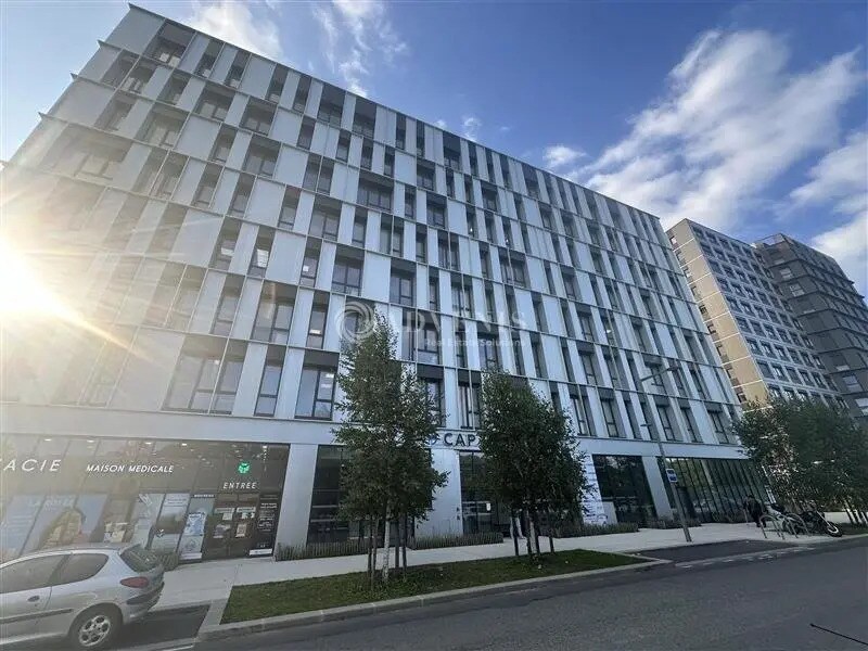 Office in Champs-sur-Marne to rent Building Photo- Image 1 of 13