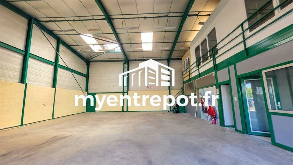 Light Industrial in Aubagne to rent - Building Photo - Image 2 of 7