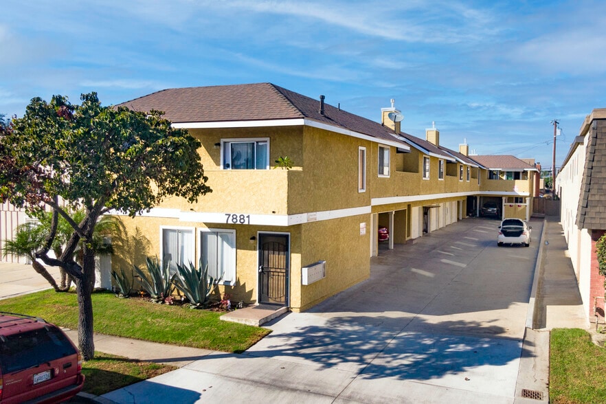 7881 Holt Ave, Huntington Beach 92647 UK