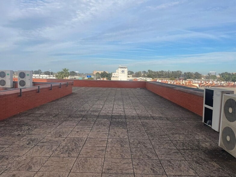 Calle Luis Fuentes Bejarano, S/N, SEVILLA, Sevilla to rent - Building Photo - Image 2 of 10