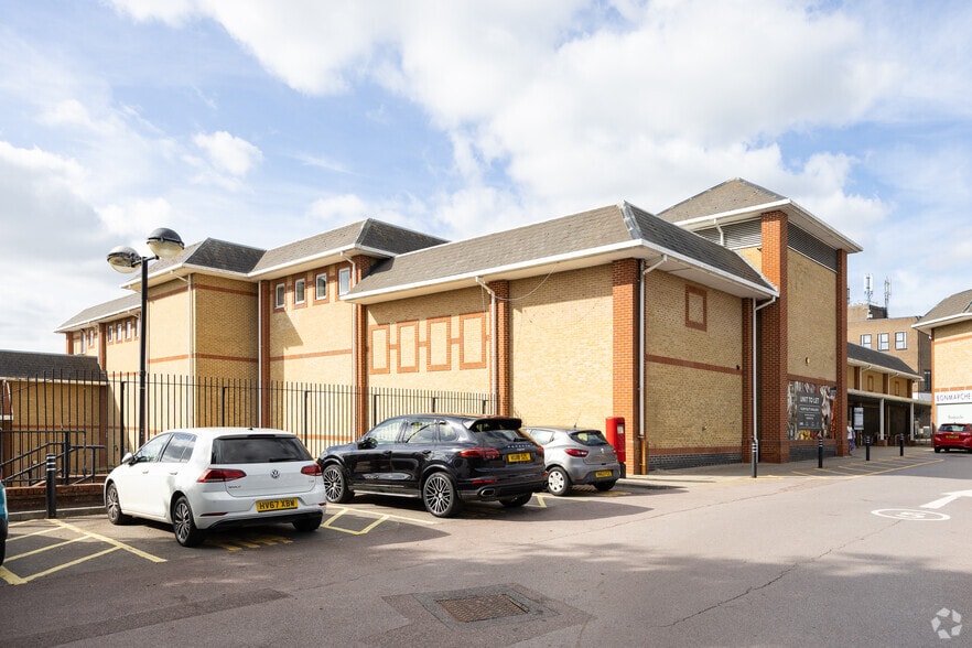 Dukes Walk, Waterlooville to rent - Building Photo - Image 3 of 4