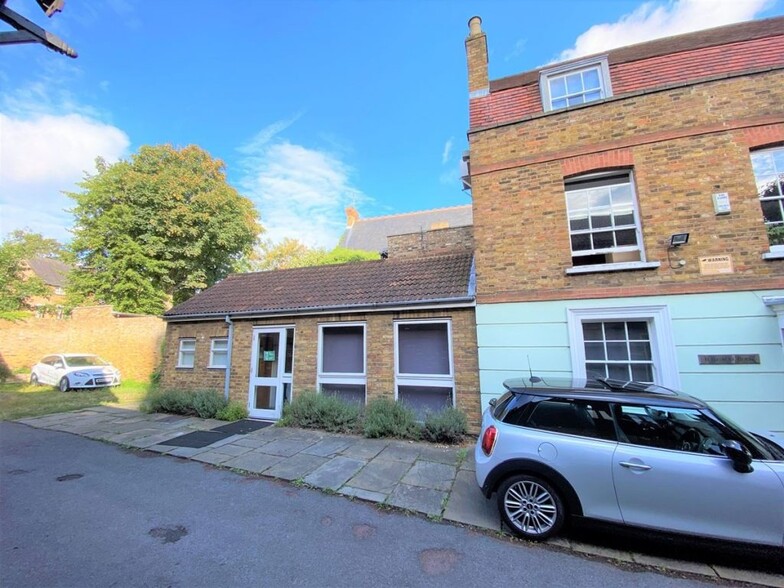 37 Half Acre, Brentford for sale - Building Photo - Image 1 of 1