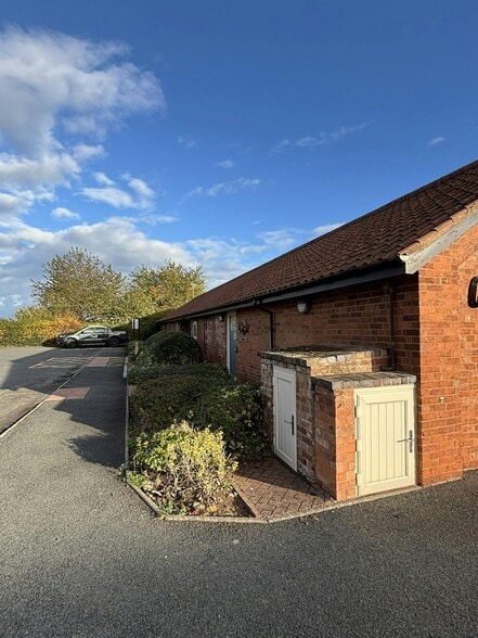 Bath Rd, Worcester to rent - Building Photo - Image 3 of 11