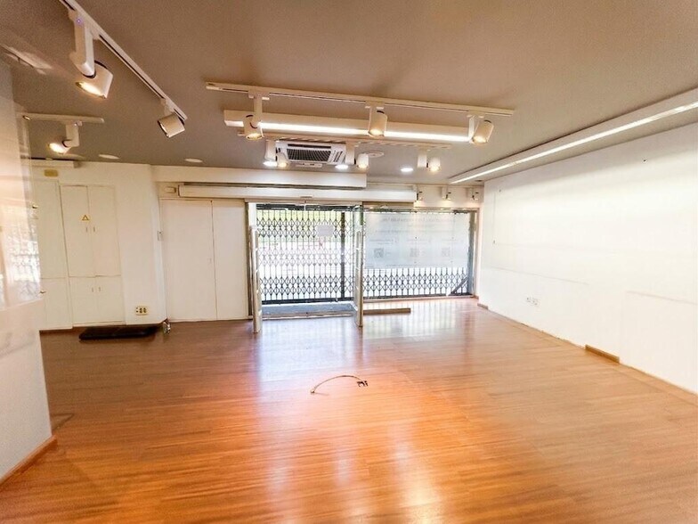 Retail in Barcelona, Barcelona to rent - Interior Photo - Image 1 of 1
