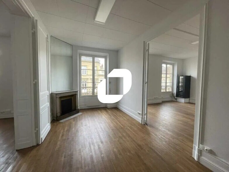 Office in Bordeaux to rent - Interior Photo - Image 1 of 15