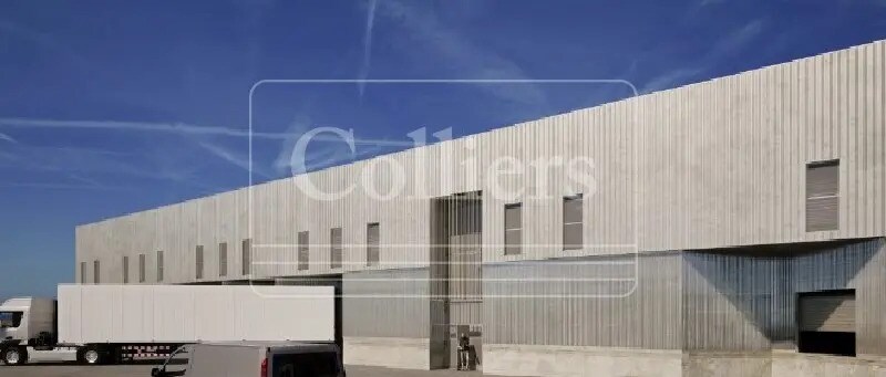 Light Industrial in Vitrolles to rent Building Photo- Image 1 of 8