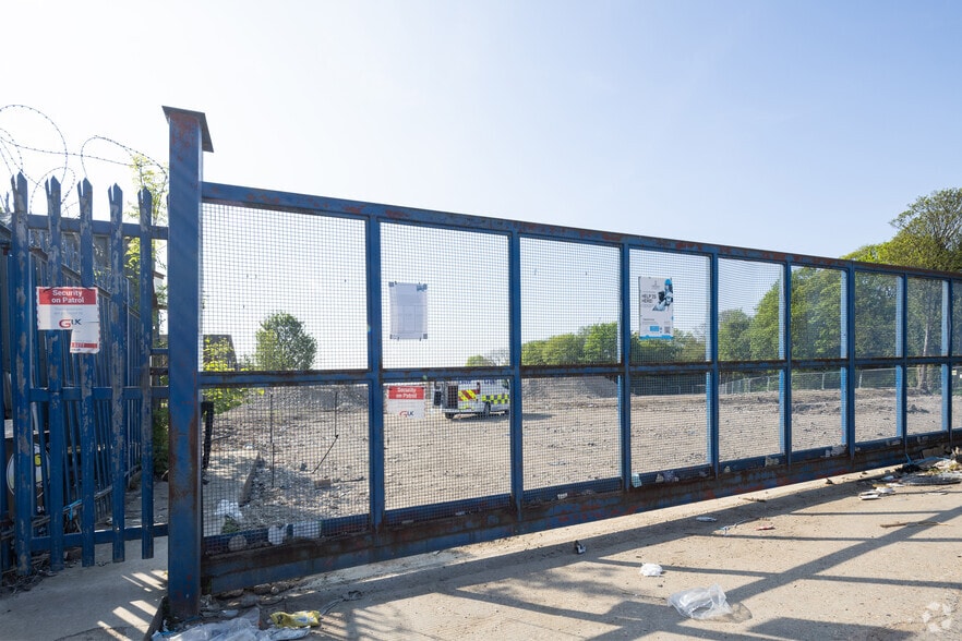 Estate Way, London to rent - Building Photo - Image 2 of 2