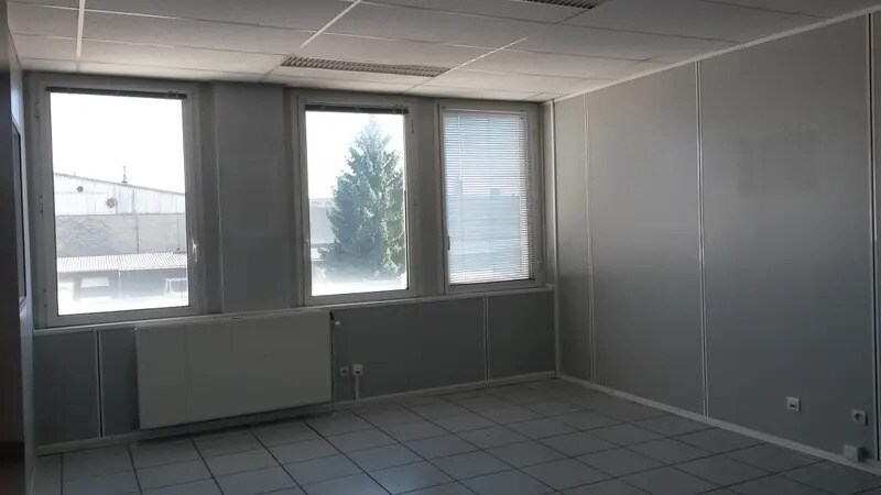 Office in Vénissieux to rent Interior Photo- Image 1 of 2