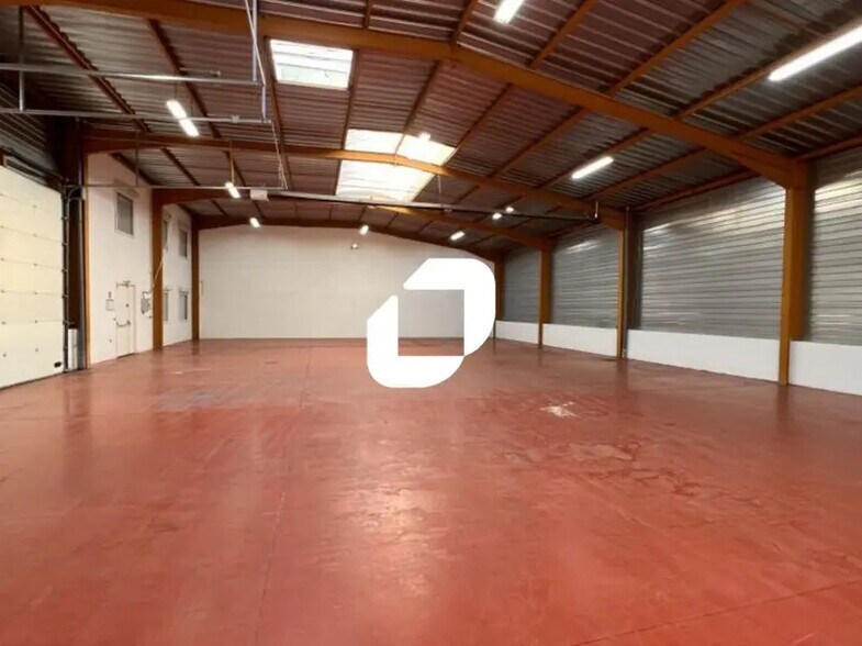 Light Industrial in Vénissieux to rent - Interior Photo - Image 2 of 9