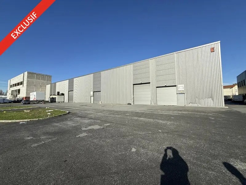 Light Industrial in Saint-Denis to rent Building Photo- Image 1 of 4