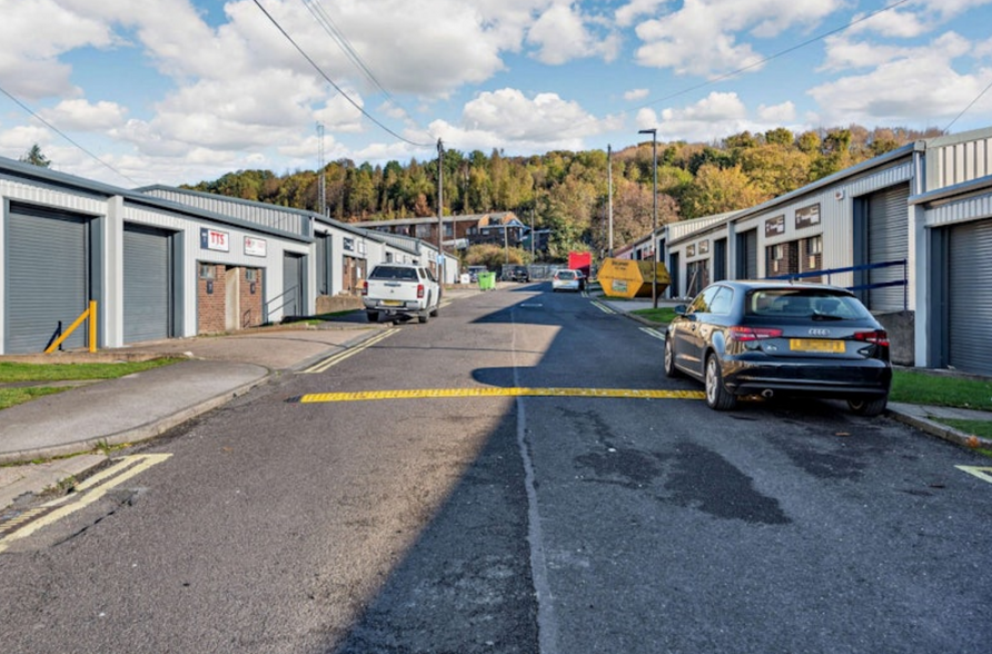 Hoyland Rd, Sheffield for rent - Primary Photo - Image 1 of 6