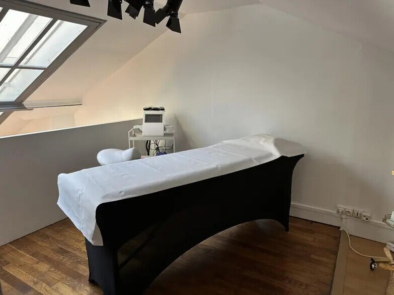 18 Rue D'Armenonville, Neuilly-sur-Seine to rent - Interior Photo - Image 3 of 3