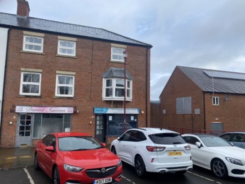 12 St Johns Sq, Daventry to rent - Building Photo - Image 1 of 1