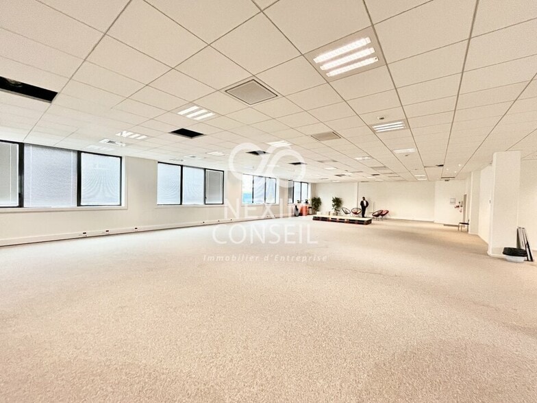 Light Industrial in Gennevilliers to rent - Interior Photo - Image 2 of 12