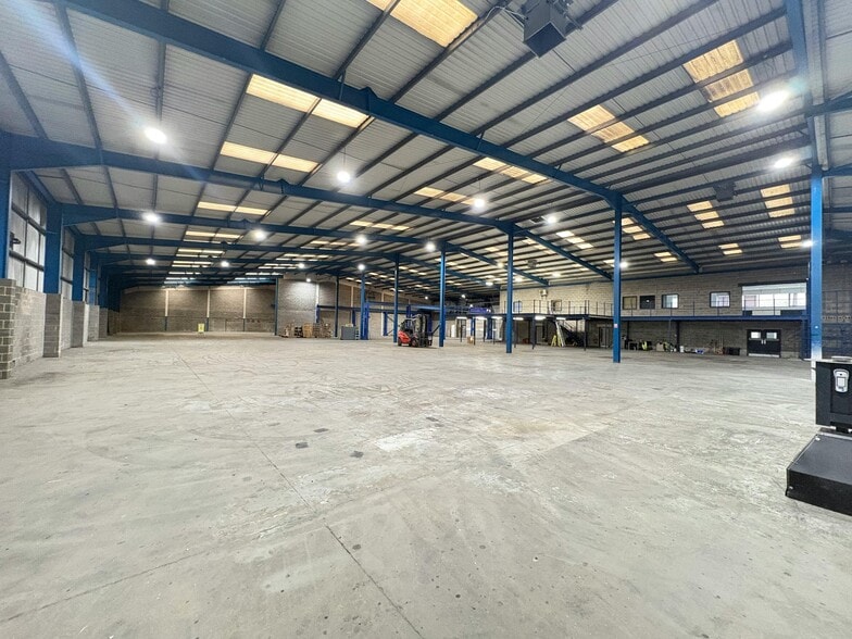 Stirling Way, Peterborough to rent - Building Photo - Image 3 of 3