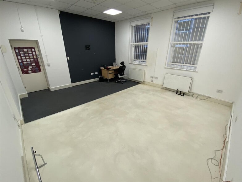 Ground Floor Office, G1, 15, The Broadway, Woodford Green to rent - Building Photo - Image 3 of 10