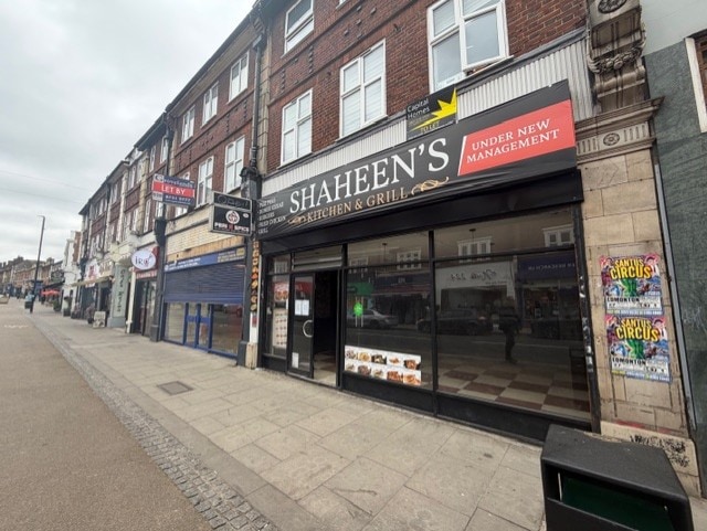 300 Green Lanes, London to rent - Building Photo - Image 2 of 2