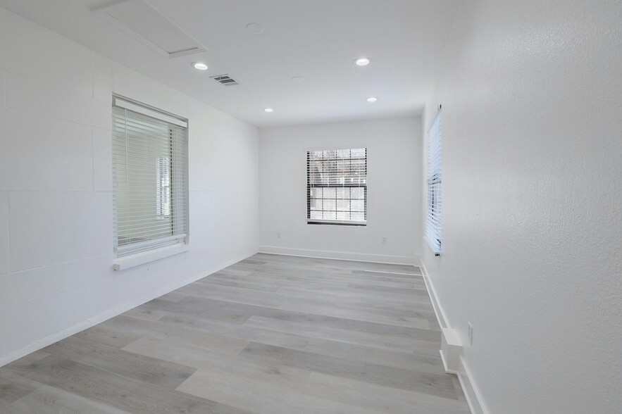 2028 W Ben White Blvd, Austin, TX for rent - Interior Photo - Image 3 of 17