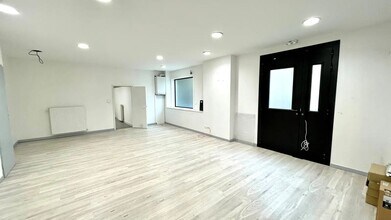 Light Industrial in Lyon to rent Interior Photo- Image 2 of 5