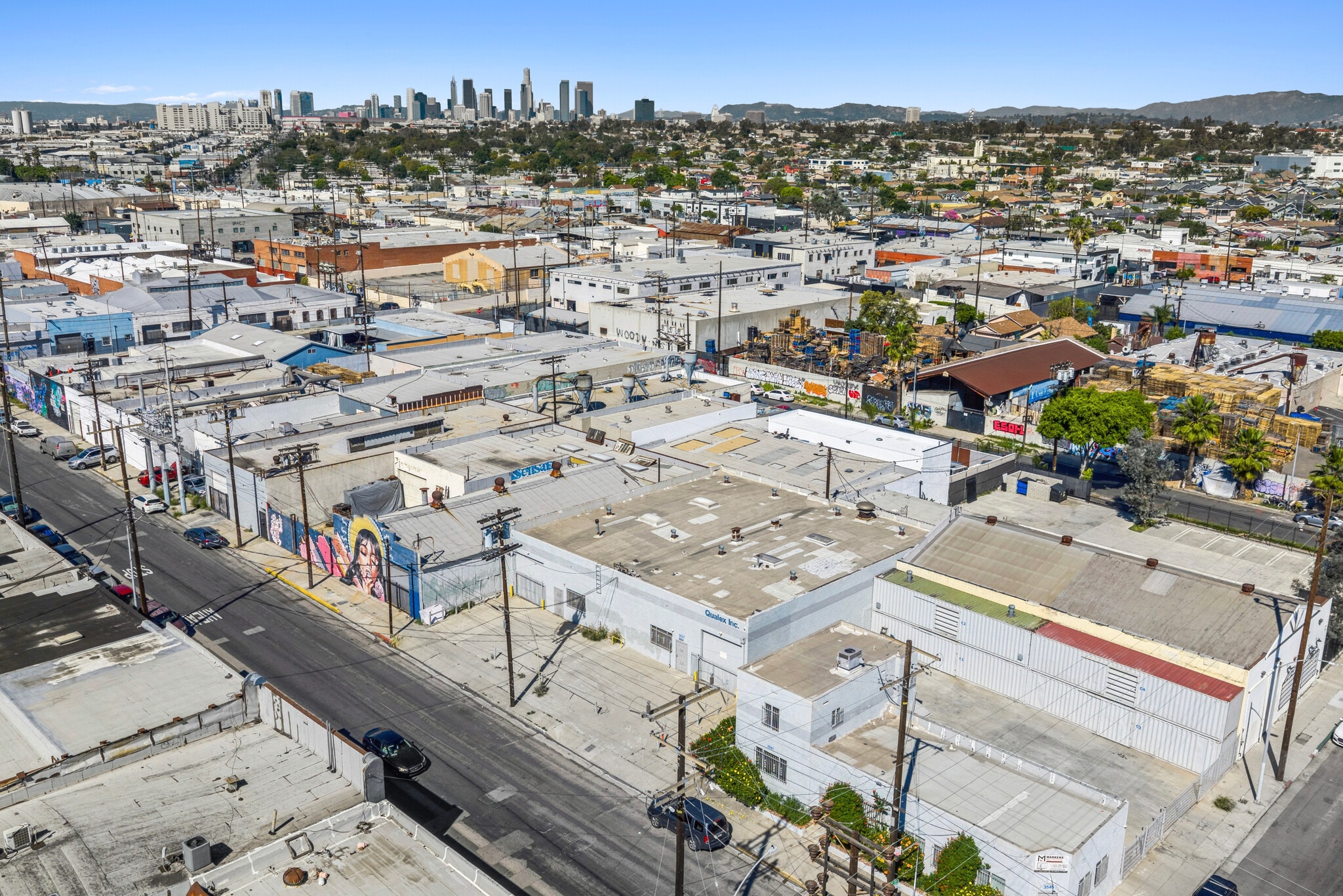 1415-1425 Esperanza & 3537 Union Pacific portfolio of 3 properties for sale on LoopNet.co.uk Primary Photo- Image 1 of 29