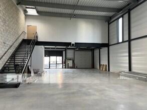 Light Industrial in Éragny to rent Interior Photo- Image 2 of 5