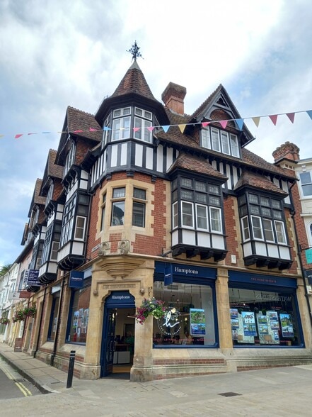 30-32 St Thomas St, Winchester to rent - Building Photo - Image 1 of 2