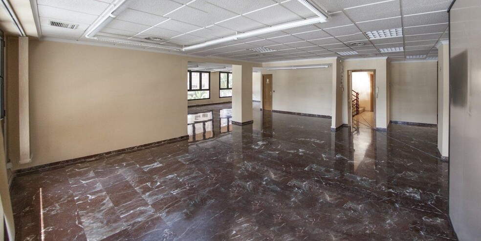 Office in València, Valencia to rent - Building Photo - Image 2 of 30