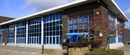 Mark Rd, Hemel Hempstead to rent Building Photo- Image 1 of 7