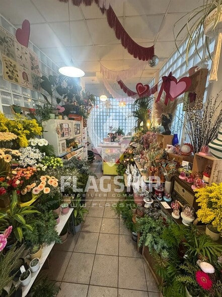 Retail in Paris to rent - Interior Photo - Image 2 of 10
