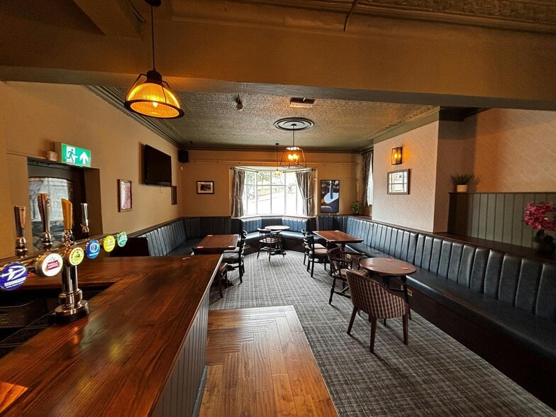 1 Cross Hl, Pontefract for sale - Building Photo - Image 3 of 17