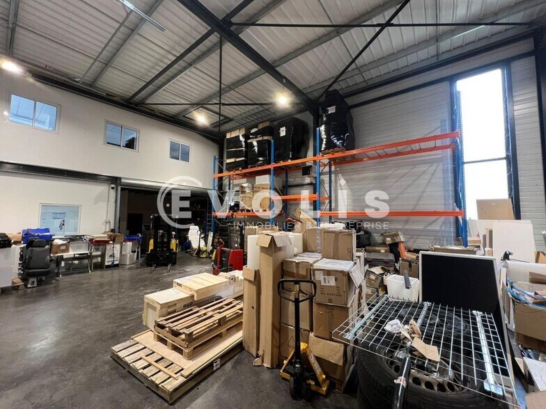 Light Industrial in Colombier-Saugnieu to rent - Interior Photo - Image 2 of 12