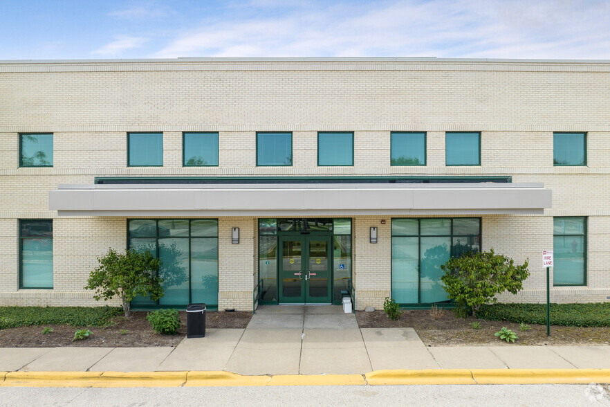 150 W Half Day Rd, Buffalo Grove, IL for rent - Building Photo - Image 2 of 9