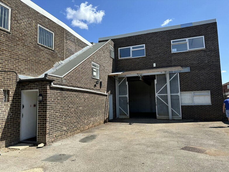 Thame Rd, Haddenham to rent - Building Photo - Image 1 of 6