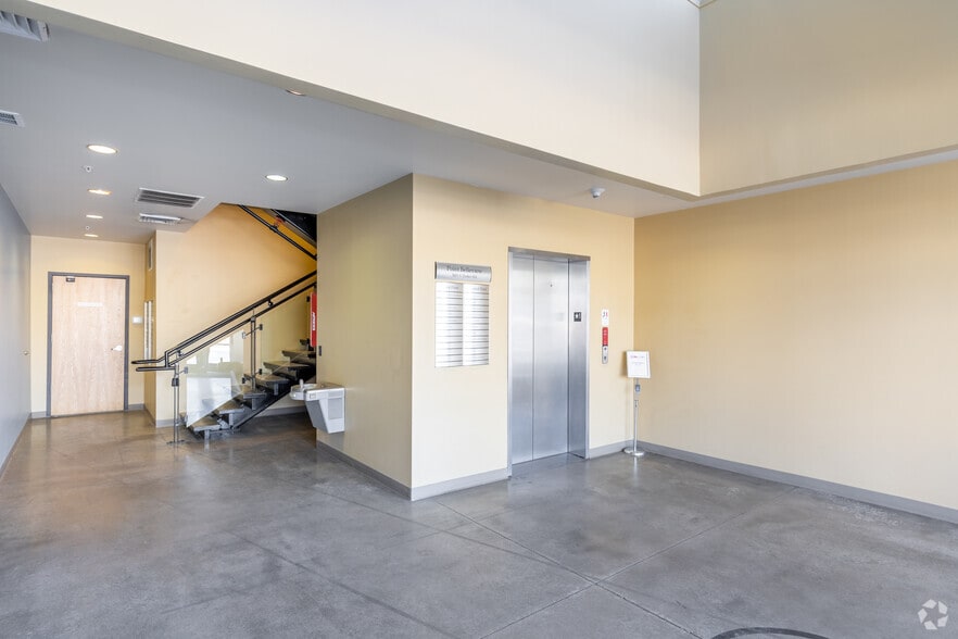 5001 S Parker Rd, Aurora, CO to rent - Lobby - Image 3 of 16