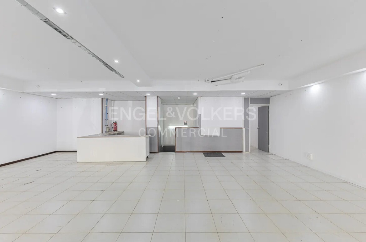 Barcelona, BAR 08004 - Unit 1 - - Interior Photo - Image 2 of 5