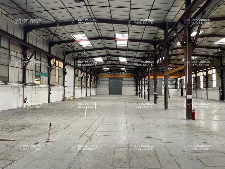 Light Industrial in Échirolles to rent - Primary Photo - Image 1 of 8